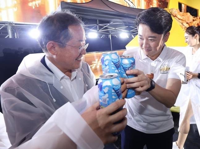 홍준표 대구시장과 이준석 개혁신당 의원이 과거 ‘2023 대구치맥페스티벌’에서 만나 건배하는 모습. 연합뉴스