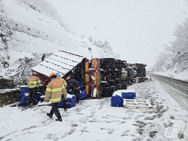 지난해 11월 27일 전북 진안군 진안읍 익산포항고속도로 48.5㎞ 지점에서 25톤 트레일러 차량이 눈길에 미끄러져 전도됐다. 뉴스1