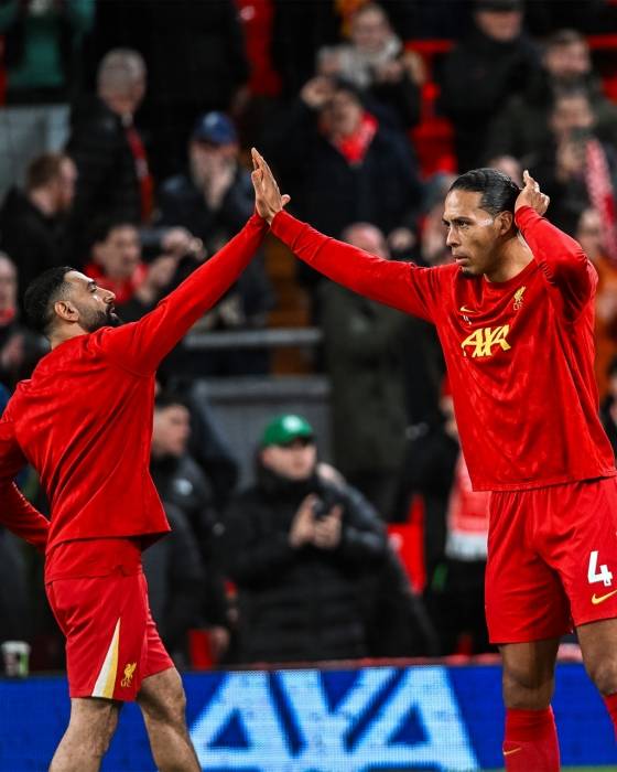 모하메드 살라(왼쪽)와 버질 판 다이크가 뉴캐슬 유나이티드와 경기 전 몸을 풀고 있다. /사진=리버풀 공식 사회관계망서비스(SNS)