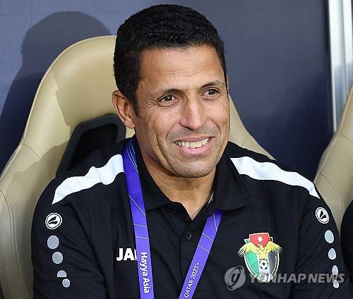 이라크 방송 '아이뉴스' 스포츠 프로그램 진행자이자 카타르 신문 '알라야' 기자인 알리 누리가 7일(한국시간) 자신의 사회관계망서비스(SNS)를 통해 이라크축구협회가 현재 아랍에미리트연합(UAE) 감독인 후세인 아무타를 차기 이라크 축구 국가대표팀 감독 1순위에 두고 협상 중이라고 전했다. 연합뉴스