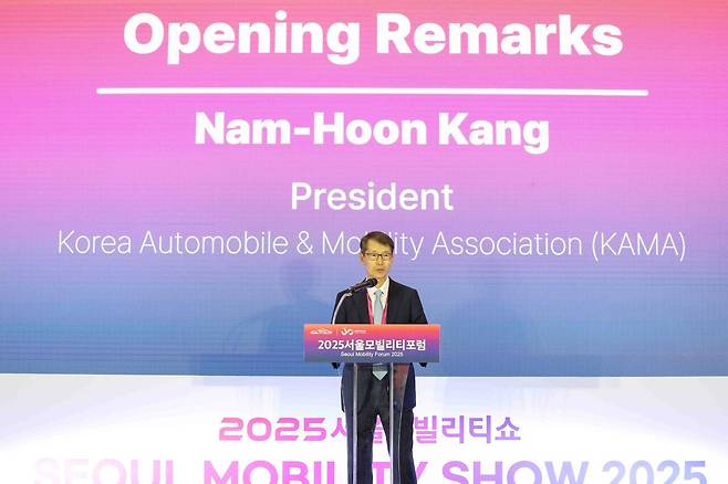 개회사를 하고 있는 강남훈 위원장