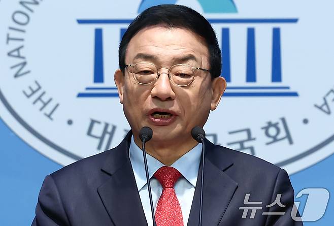 이정현 전 새누리당 대표가 8일 오전 서울 여의도 국회 소통관에서 제21대 대통령선거 출마 선언 기자회견을 하고 있다. 2025.4.8/뉴스1 ⓒ News1 김민지 기자