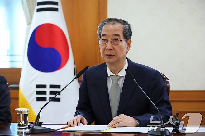 한덕수 대통령 권한대행 국무총리가 4일 서울 종로구 정부서울청사에서 열린 긴급 국가안전보장회의(NSC) 전체회의에서 발언을 하고 있다. (총리실 제공, 재판매 및 DB 금지) 2025.4.4/뉴스1 ⓒ News1 임세영 기자