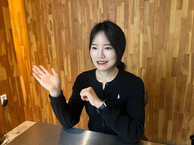 우영원 순경이 순경 생활과 경찰관의 시각을 담은 시집에 관해 설명 중이다. 이은서 기자.