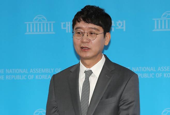 국민의힘 김웅 의원이 지난해 1월 8일 국회 소통관에서 22대 국회의원 선거 불출마 기자회견을 하고 있다. /이덕훈 기자