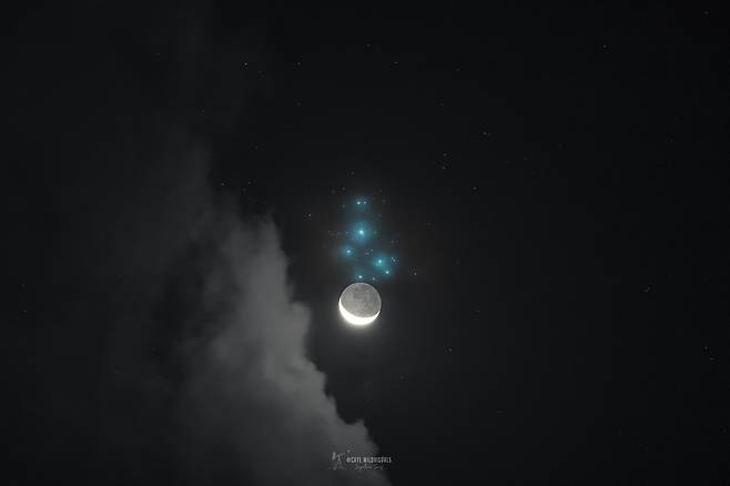 플레이아데스 성단과 달. /Cayetana Saiz