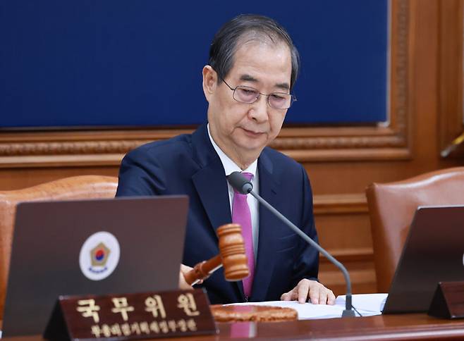 한덕수 대통령 권한대행 국무총리가 8일 정부서울청사에서 열린 국무회의에서 의사봉을 두드리고 있다. 2025.04.08. 대통령실통신사진기자단