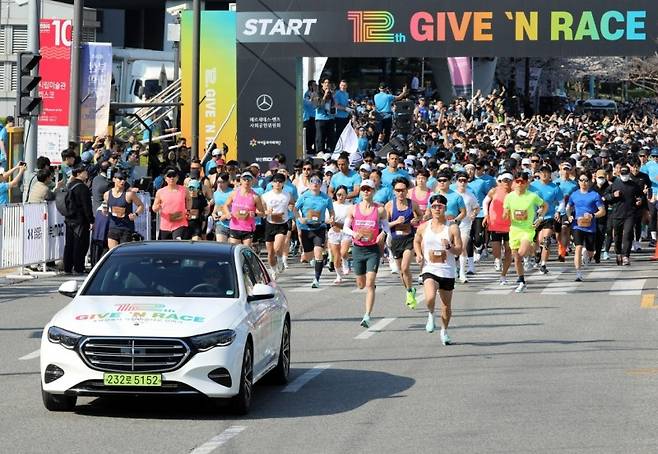 메르세데스-벤츠코리아 사회공헌위원회가 주관하는 기브앤레이스 현장. 참가자들이 출발 신호와 함께 일제히 달리기를 시작하고 있다. 사진=메르세데스-벤츠코리아