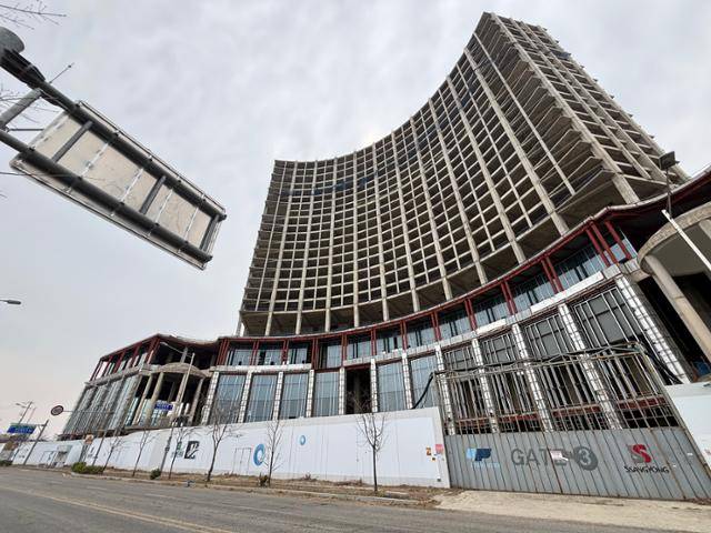 이달 2일 인천 중구 운북동 미단시티에 공사가 중단돼 흉물처럼 변한 카지노 복합리조트 건물이 우뚝 서 있다. 이환직 기자