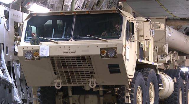 2018년 오산 공군기지에 도착한 사드 포대가 수송기에서 이동하고 있다. 오산공군기지 유튜브 캡처