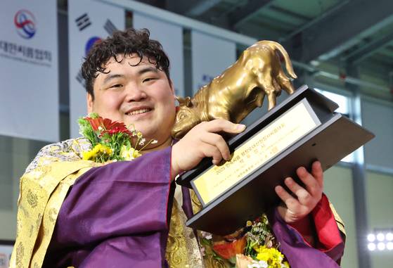 평창오대산천장사씨름대회 백두급을 평정한 뒤 황소 트로피를 들어보이며 활짝 웃는 서남근. 사진 대한씨름협회