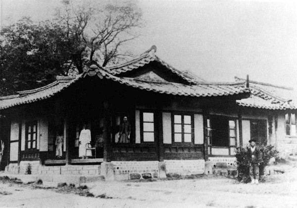 한국 최초의 여성전용 병원이었던 1887년 보구녀관 전경. 이화여대 교목실 제공