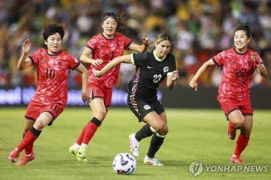 호주 선수를 쫓는 여자축구대표팀 선수들