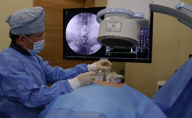 목디스크 환자에서 영상장치를 보면서 특수 카테터를 삽입하여 신경뿌리 염증과 신경유착을 치료하는 '신경성형술(유착박리술)'. 문동언마취통증의학과