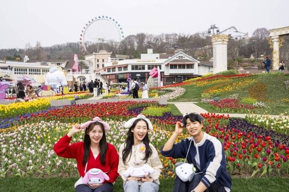 봄꽃 활짝 핀 에버랜드 - 매화, 벚꽃, 튤립 등이 만개한 7일 경기 용인 에버랜드 포시즌스 가든에서 모델들이 일본 산리오 캐릭터즈를 활용한 머리띠, 가방 등을 착용하고 기념 촬영을 하고 있다. 산리오 캐릭터즈와의 협업은 오는 6월까지 이어진다. 삼성물산 제공