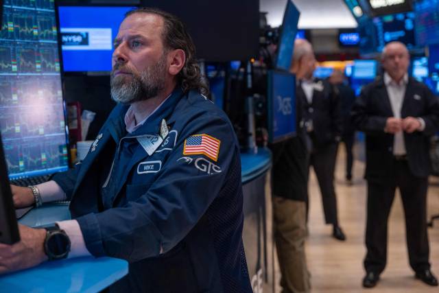 7일(현지 시간) 미국 뉴욕증권거래소에서 한 트레이더가 업무를 보고 있다. AFP연합뉴스