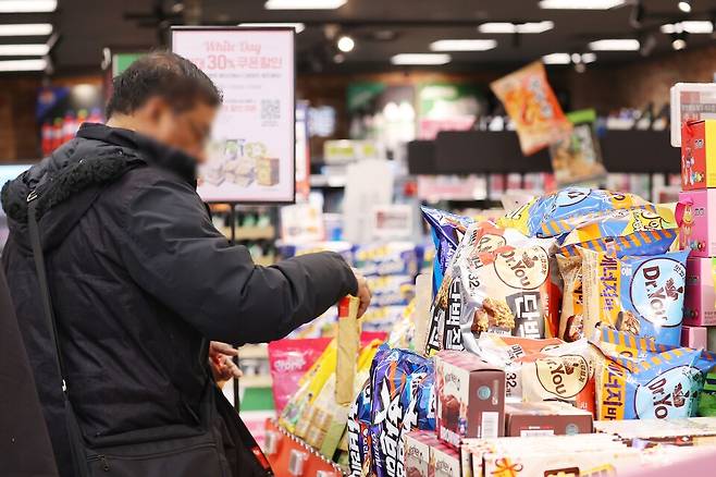 지난달 14일 서울 시내 한 대형마트에서 시민이 사탕과 초콜릿 상품을 살펴보고 있다. ⓒ연합뉴스