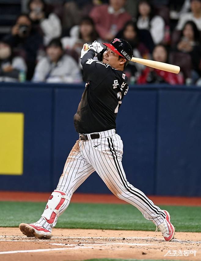 LG 4번타자 문보경이 8일 고척스카이돔에서 열린 키움과 원정경기 2회초 2사 1·2루서 1타점 좌전 적시타를 치고 있다. 지난해 데뷔 첫 100타점 고지를 밟은 문보경은 올 시즌 타점 1위도 넘볼 태세다. 고척|김종원 기자 won@donga.com