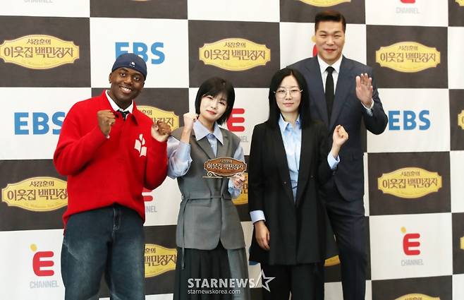 방송인 조나단, 김민지 PD, 박소현 PD, 방송인 서장훈이 8일 오전 서울 중구 프레스센터에서 열린 EBS, E채널 공동 제작 '서장훈의 이웃집 백만장자' 제작발표회에 참석해 포즈를 취하고 있다. /2025. 04. 08 /사진=김휘선 hwijpg@