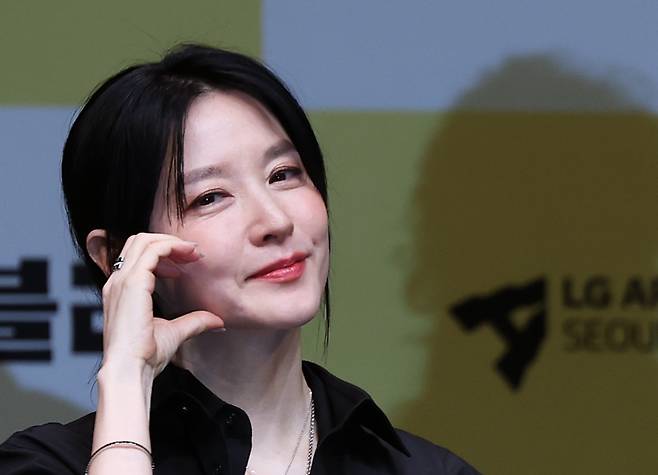 (서울=뉴스1) 오대일 기자 = 32년 만에 연극 무대에 복귀하는 배우 이영애가 8일 오후 서울 강서구 LG아트센터에서 열린 연극 ‘헤다 가블러’(연출 전인철) 제작발표회에서 포즈를 취하고 있다. 세계적인 극작가 헨리크 입센의 고전 명작인 ‘헤다 가블러’는 사회적 제약과 억압 속에서 자유를 갈망하는 여성의 심리를 심도 깊게 탐구한 작품으로, 다음 달 7일부터 6월 8일까지 LG아트센터 서울에서 공연한다. 2025.4.8/뉴스1 Copyright (C) 뉴스1. All rights reserved. 무단 전재 및 재배포, AI학습 이용 금지. /사진=(서울=뉴스1) 오대일 기자