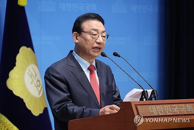 대선 출마 선언하는 이정현 (서울=연합뉴스) 박동주 기자 = 이정현 전 새누리당(국민의힘 전신) 대표가 8일 서울 여의도 국회 소통관에서 대선 출마 선언을 하고 있다. 2025.4.8 pdj6635@yna.co.kr