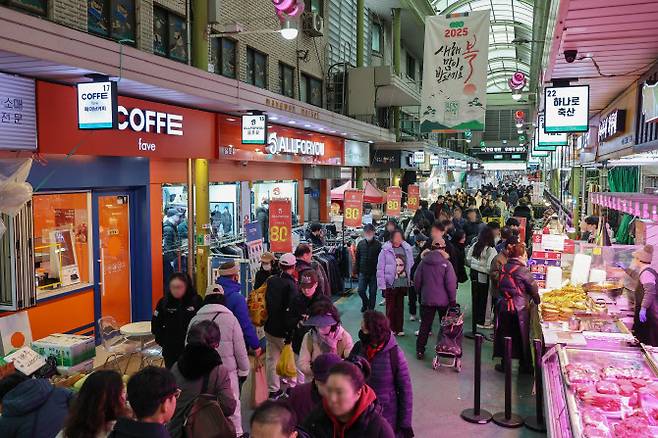북적이는 전통시장(사진=연합뉴스)
