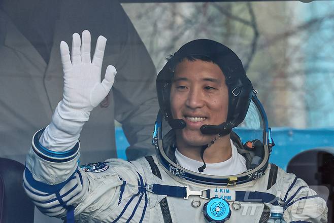NASA 우주인 조니 김이 8일(현지시간) 카자흐스탄 바이코누르 우주 기지에서 미소 지으며 인사하고 있다.ⓒ 로이터=뉴스1