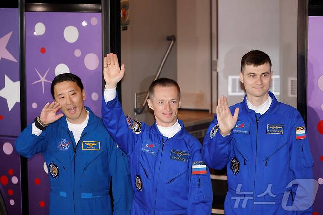 NASA 우주인 조니 김(왼쪽부터), 로스코스모스 우주비행사 세르게이 리지코프, 알렉세이 주브리츠키가 카자흐스탄의 바이코누르 우주기지에서 소유즈 MS-27 우주선 탑승을 앞두고 인사를 하고 있다. ⓒ 로이터=뉴스1
