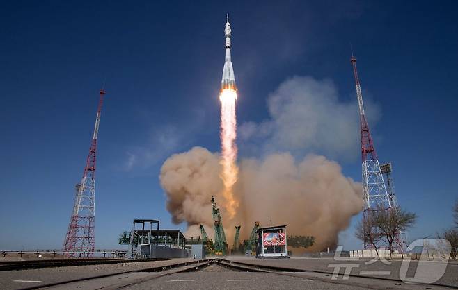 NASA 우주인 조니 김이 탑승한 소유즈 MS-27 우주선이 8일(현지시간) 카자흐스탄 바이코누르 우주 기지의 발사대에서 국제 우주 정거장(ISS)으로 발사되고 있다. ⓒ AFP=뉴스1