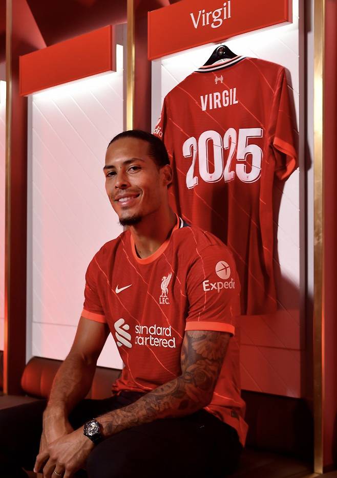 리버풀이 모하메드 살라와 버질 반다이크를 놓치지 않는 쪽으로 가닥을 잡은 것으로 보인다. 이들은 리버풀이 세계 최고 클럽 중 하나로 우뚝 서는 데 큰 공헌을 한 스타플레이어다.
올여름 이적시장에서 두 선수 모두를 놓칠 수 있다는 예측이 우세했지만, 최근 들어 재계약설이 유력해지고 있다. 다음 시즌에도 두 선수를 지킬 수 있다면 잉글랜드 프리미어리그(EPL) 우승 가능성이 큰 스쿼드를 유지할 수 있다. 사진=SNS