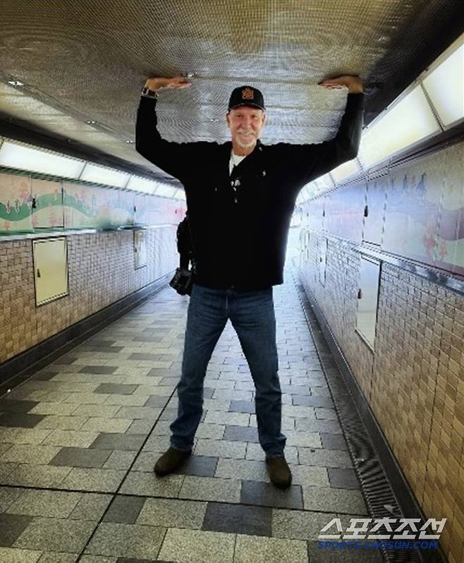 도쿄 지하보도에서 미소를 지으며 포즈를 취한 랜디 존슨. 그는 자신의 인그타그램 계정에 '키 큰 사람이 도쿄에서 마주하는 문제'라고 썼다. 사진출처=랜디 존슨 SNS