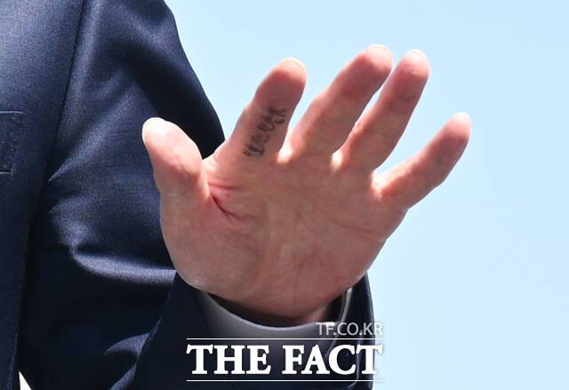 안철수 국민의힘 의원이 8일 오전 서울 광화문광장 이순신 동상 앞에서 제21대 대통령 출마 선언 기자회견을 하는 가운데, 안 의원의 손가락에 적힌 글씨가 눈길을 끌고 있다. /이새롬 기자