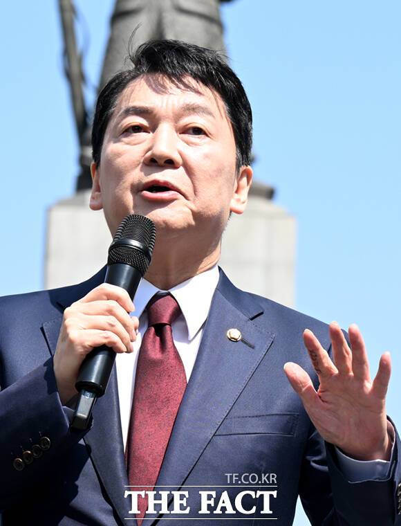 해당 글씨는 '이효진, 원광대'로 이날 기자회견 진행을 맡은 이효진 신임 대변인 합류 소식을 알리기 위해 안 의원이 잠시 적어둔 것으로 밝혀졌다. /이새롬 기자