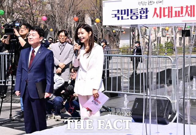 안철수 의원 대선 캠프 측 이효진 신임 대변인(오른쪽)이 진행을 하고 있다.