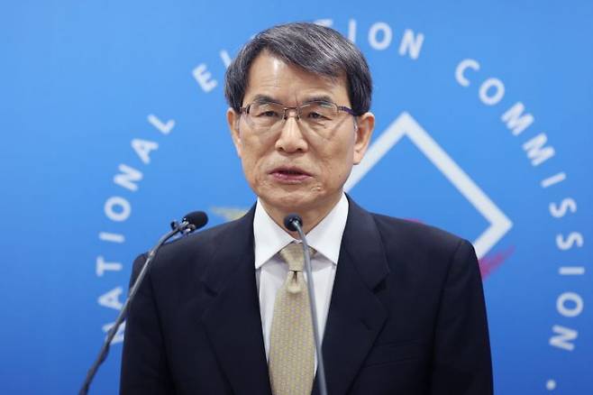 노태악 중앙선거관리위원회 위원장이 9일 경기 과천 중앙선관위에서 제21대 대통령 선거 관련 대국민 담화 발표를 하고 있다. 연합뉴스.