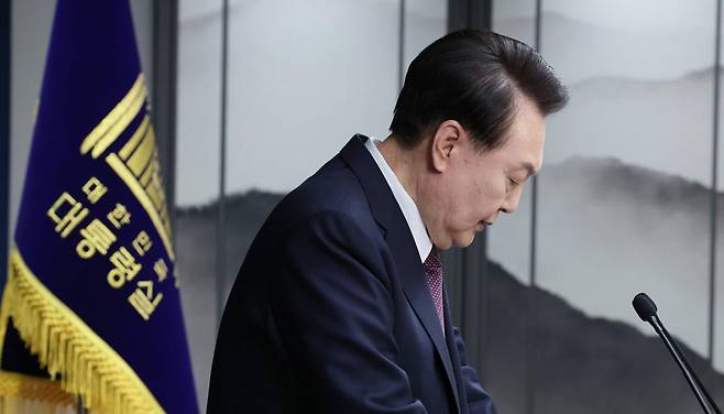 윤석열 전 대통령이 2023년 11월 29일 대통령실 청사에서 2030 엑스포 부산 유치 실패와 관련한 대국민 담화를 하고 있다. 윤 전 대통령은 당시 “예측이 많이 빗나간 것 같다. 이 모든 것은 전부 저의 부족”이라며 대국민 사과를 했다. 대통령실 사진기자단