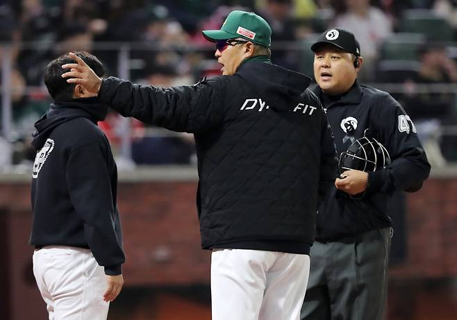 SSG 이숭용 감독이 피치 클록 고의 지연과 관련해 심판에게 항의하고 있다. SSG 제공