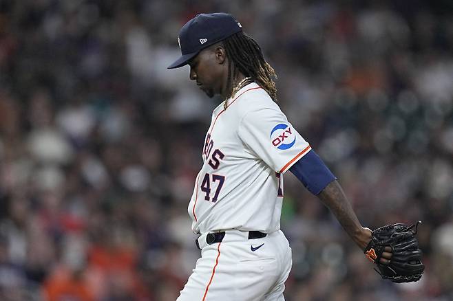 <yonhap photo-2692=""> Houston Astros relief pitcher Rafael Montero walks off the mound after giving up a solo home run to Seattle Mariners' Luke Raley during the sixth inning of a baseball game, Sunday, May 5, 2024, in Houston. (AP Photo/Kevin M. Cox)/2024-05-06 08:04:14/ <저작권자 ⓒ 1980-2024 ㈜연합뉴스. 무단 전재 재배포 금지, AI 학습 및 활용 금지></yonhap>