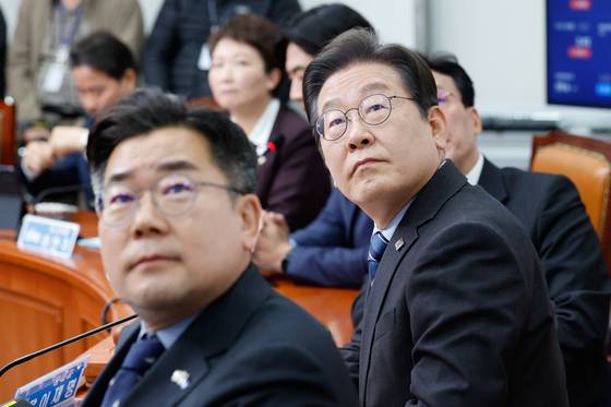 이재명 더불어민주당 대표가 9일 오전 서울 여의도 국회에서 열린 최고위원회의에서 대통령 고유 권한을 행사하려면 여야 합의 조건이 갖춰져야 한다고 발언한 한덕수 대통령 권한대행의 대국민담화 영상을 보고 있다. 뉴스1