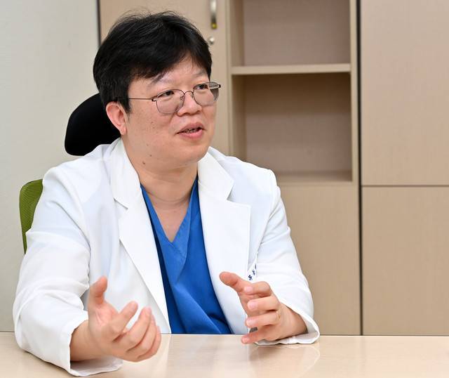 ▲ 류동열 강원대병원 심장내과 교수가 지난 4일 강원대학병원 암노인센터에서 본지와 인터뷰를 하고 있다. 김정호