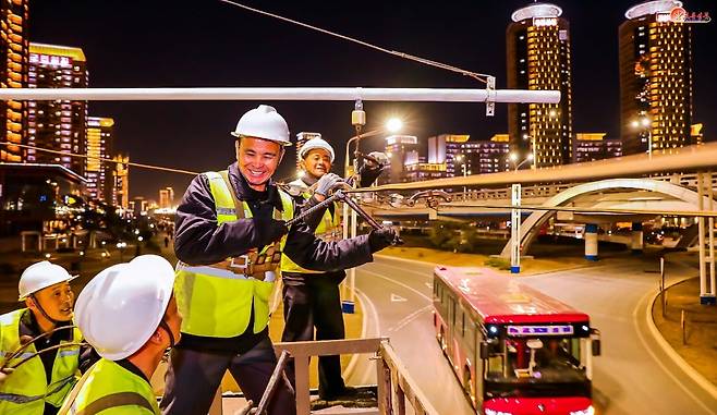 야간에 근무하는 전차선로보수 작업자. /사진=뉴스1