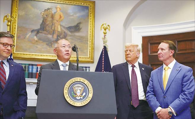 정의선 현대자동차그룹 회장이 미국 워싱턴DC 백악관 루스벨트룸에서 도널드 트럼프 미국 대통령, 마이크 존슨 미 하원의장, 제프 랜드리 루이지애나 주지사가 지켜보는 가운데 210억달러(약 31조원) 규모의 대미 투자계획을 발표하고 있다. (로이터=연합뉴스)