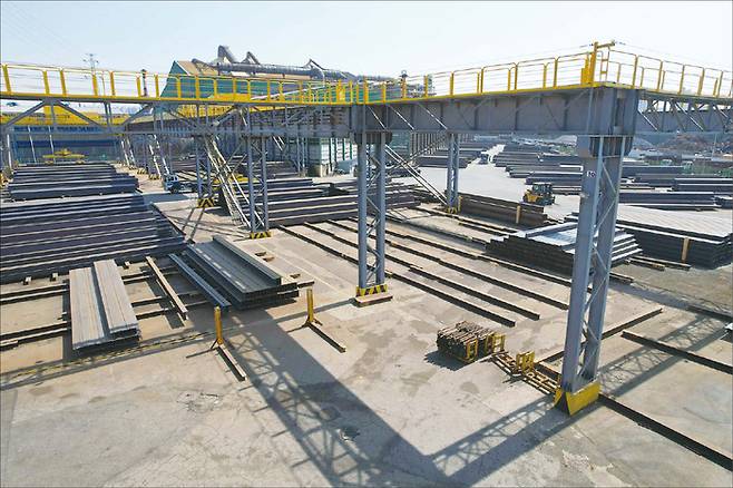 현대제철은 4월 한 달 동안 철근공장 생산을 멈춘 뒤 국내 철근 재고가 감소하는 등 시장의 공급 과잉이 완화할 때까지 감산 조치를 유지한다는 계획이다. 현대제철이 철근공장의 전체 생산라인을 전면적으로 멈춰 세운 것은 창사 이래 처음이다. 사진은 현대제철 인천 철근공장에 근로자 없이 철강 부자재들이 방치돼 있는 모습. (매경DB)