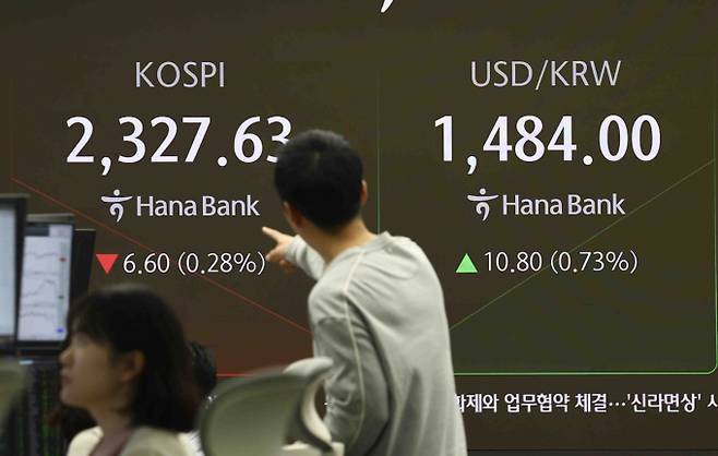 9일 국내 증시가 미국 증시 급락 영향으로 하락 출발했다. 사진은 이날 서울 중구 하나은행 딜링룸 전광판에 지수가 표시된 모습. /사진=뉴시스