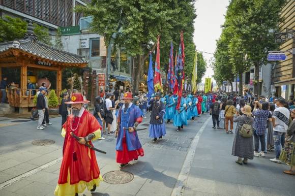 거리를 지나는 ‘수문장 순라의식’ 행사 모습. 국가유산청 제공