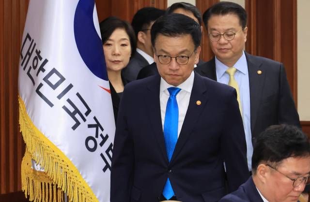 최상목 부총리 겸 기획재정부 장관이 9일 서울 종로구 정부서울청사에서 열린 경제관계장관회의 겸 산업경쟁력강화 관계장관회의에 참석하고 있다. 연합뉴스