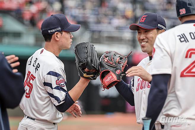 롯데 투수 김진욱(왼쪽 첫 번째)은 지난 8일 사직구장에서 열린 '2025 신한 SOL Bank KBO 리그' KIA와 정규시즌 첫 번째 맞대결에서 선발 등판했다. 5회초까지 완벽했지만, 6회초 급격하게 흔들려 5⅓이닝 3실점 했다. 롯데 자이언츠