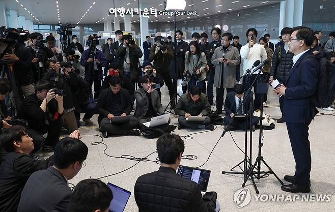 대선 출마 선언하는 김동연 경기도지사 (영종도=연합뉴스) 황광모 기자 = 김동연 경기도지사가 9일 인천공항 2터미널에서 제21대 대통령선거 출마 선언을 하고 있다.
김 지사는 이날 미국 트럼프 발 관세 전쟁 대응책을 찾기 위해 미국으로 출국하기 전 가진 '자동차 부품 관세 대응을 위한 긴급 출국 보고 회견'에서 대선 출마 선언을 하게 됐다. 2025.4.9 hkmpooh@yna.co.kr