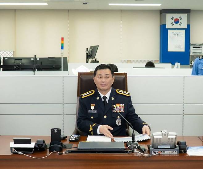 박현용 제31대 경남 통영해경서장으로 부임해 첫날 업무를 하고 있다. 통영해양경찰서