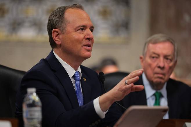 아담 쉬프 미국 민주당 상원의원. 그는 9일(현지시각) 트럼프 대통령이 관세 유예를 발표했을 때 내부 거래나 시장 조작에 관여했는지 조사할 것을 의회에 촉구했다./AFP연합